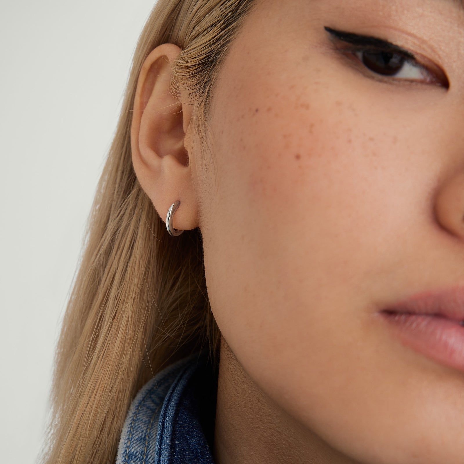 Mejuri 18k Tube Huggie Hoops 耳環