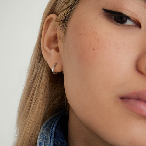 Mejuri 18k Tube Huggie Hoops 耳環